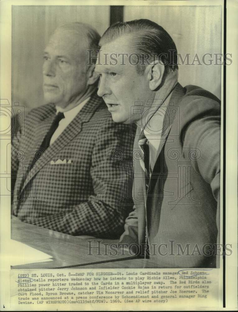 1969 Press Photo St Louis baseball manager Red Schoendienst talks to media - Historic Images