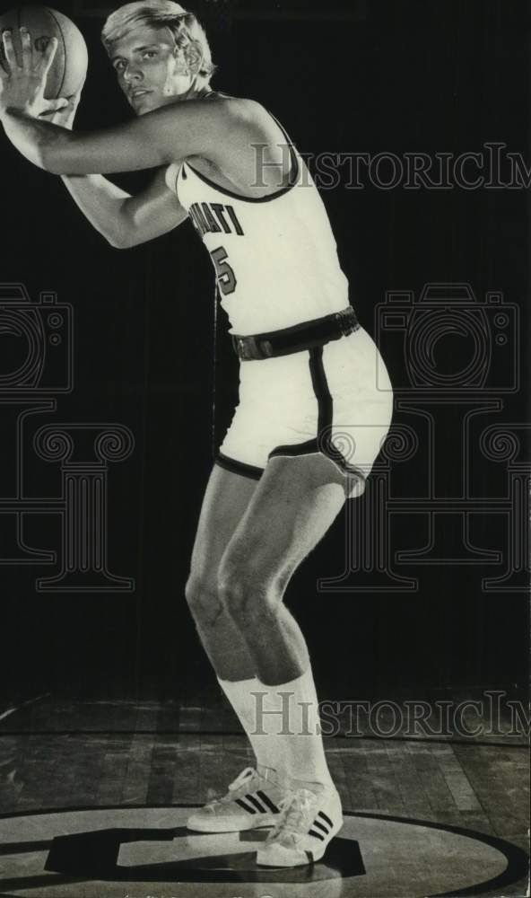 1971 Press Photo University Of Cincinnati Basketball Player Tom Schoen 1971-press-photo-university-of-cincinnati-basketball-player-tom-schoen