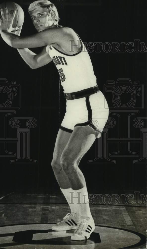 1971 Press Photo University of Cincinnati basketball player Tom Schoenfeld - Historic Images