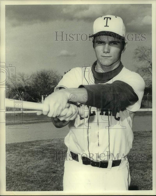Press Photo Tulane baseball player Marlin Rogers swings bat in practice- Historic Images