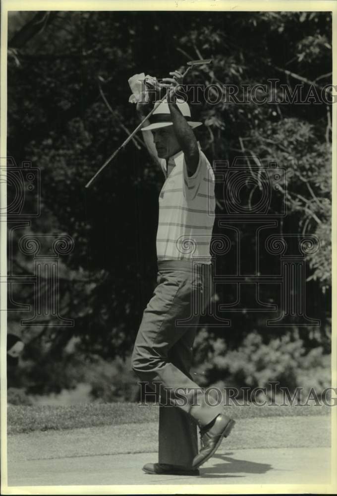 1988 Press Photo Golfer Chi Chi Rodriguez raises arms to thank cheering PA crowd - Historic Images