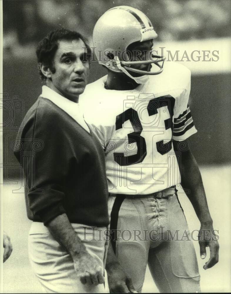 1978 Press Photo Cleveland Browns football Sam Rutigliano talks to player- Historic Images