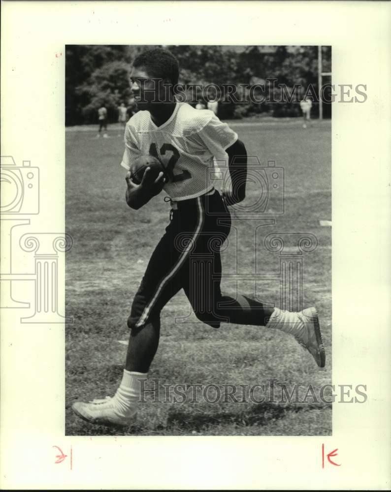 1983 Press Photo Bonnabel football running back Joe Rose runs during practice- Historic Images