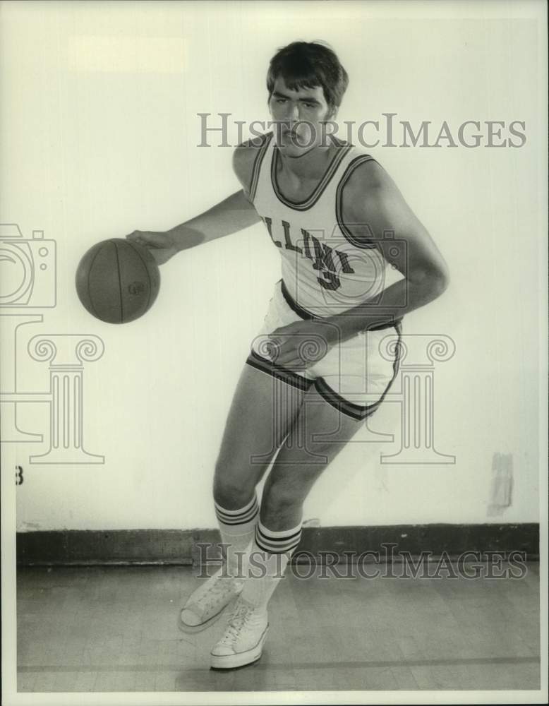 1973 Press Photo U of Illinois basketball center Bill Rucks dribbles t ...