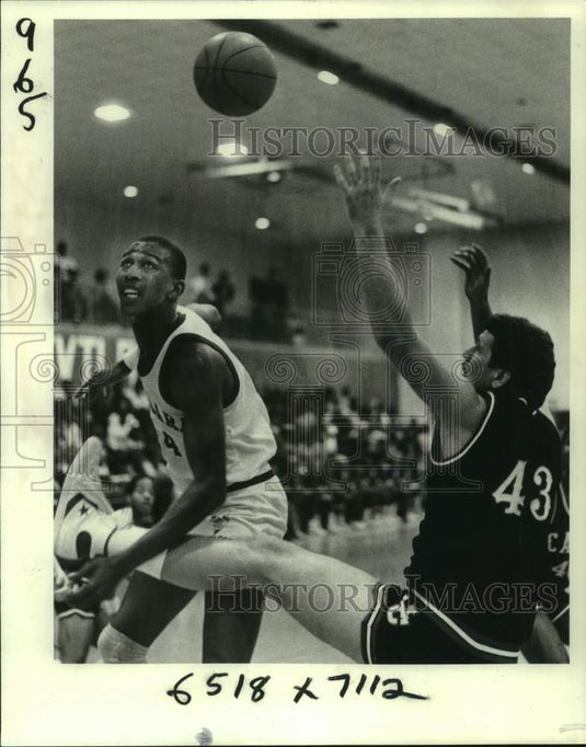 1983 Press Photo Dillard basketball player Bruce Savage grabs Randy Skaggs leg- Historic Images