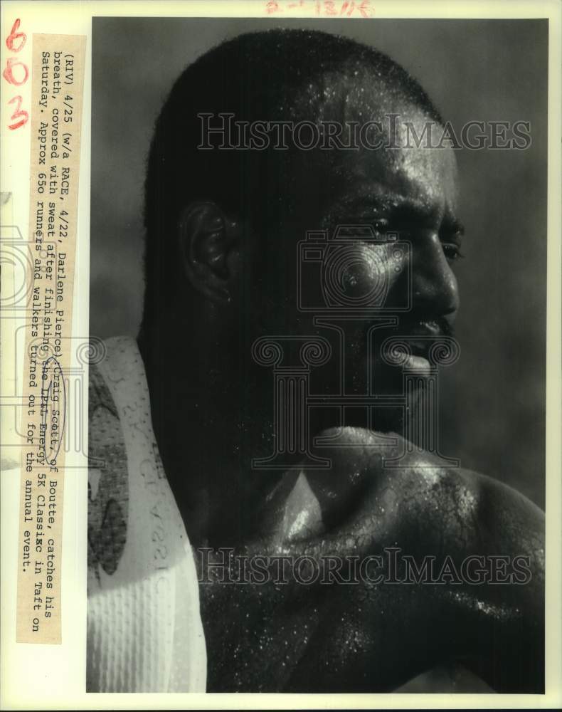 1989 Press Photo Runner Craig Scott catches his breath after LP&amp;L Energy 5K race- Historic Images