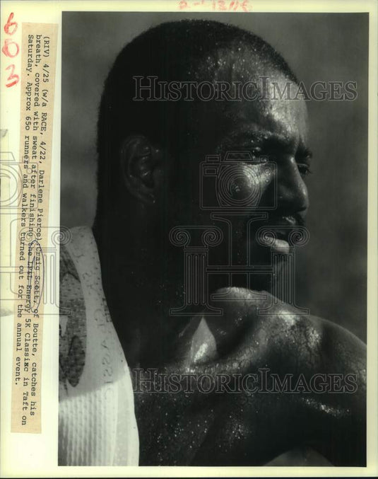 1989 Press Photo Runner Craig Scott catches his breath after LP&L Energy 5K race- Historic Images