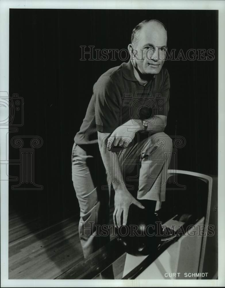 1973 Press Photo Bowler Curt Schmidt takes ball off of the ball return machine - Historic Images