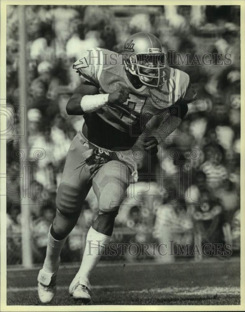 1984 Press Photo UCLA football player Don Rogers runs in a game - nos30620 - Historic Images