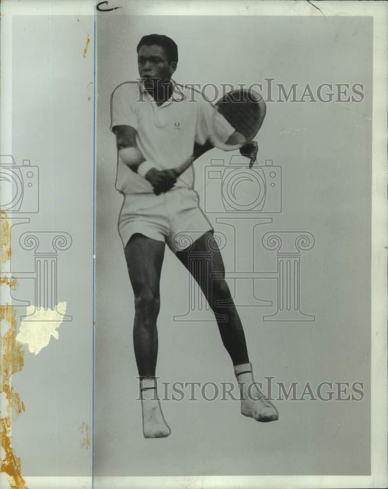 1970 Press Photo Tennis player Richard Russell returns shot in Sugar Bowl match - Historic Images