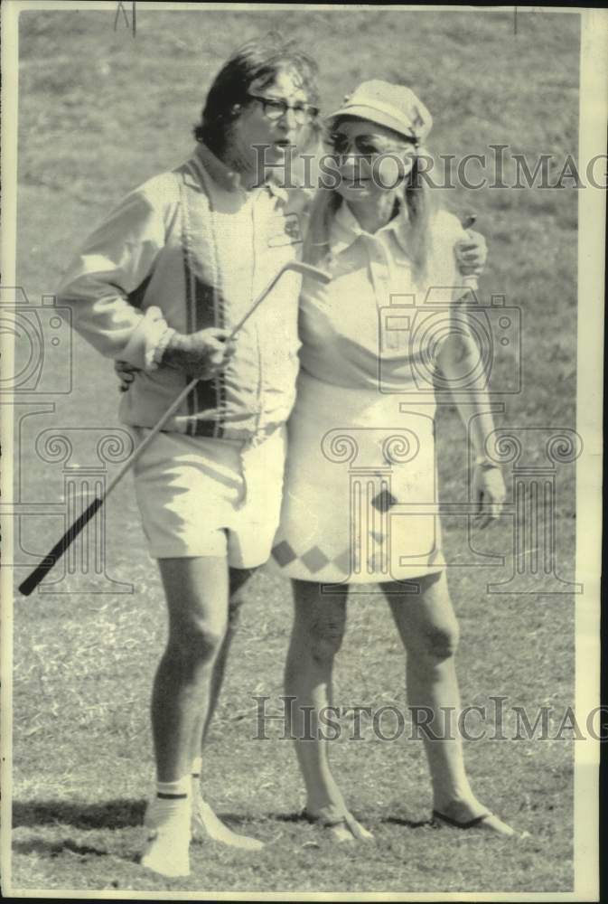 1974 Press Photo Tennis player Bobby Riggs plays golf with Martha Mitchell - Historic Images