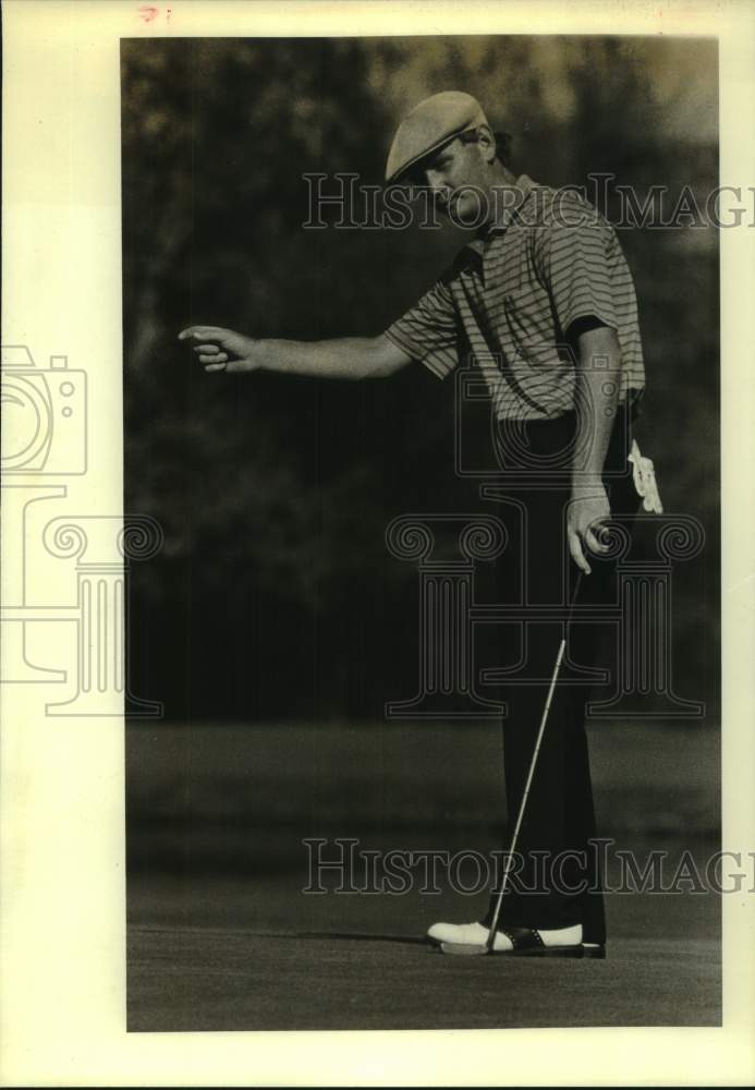 1984 Press Photo Golfer Larry Rinker tries to encourage his putt on th ...