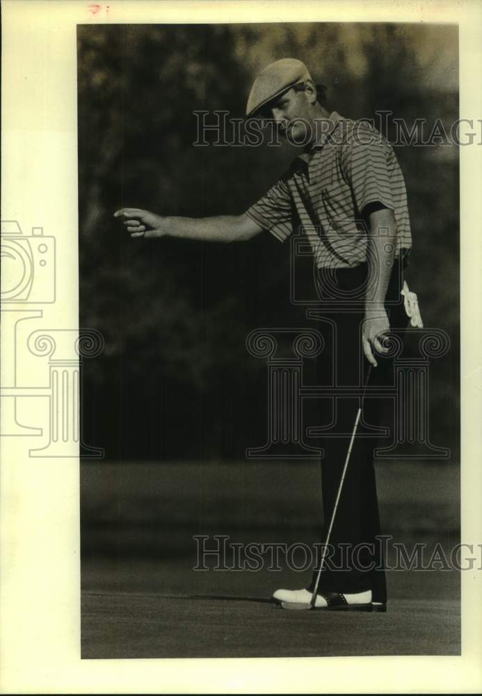 1984 Press Photo Golfer Larry Rinker tries to encourage his putt on the green- Historic Images