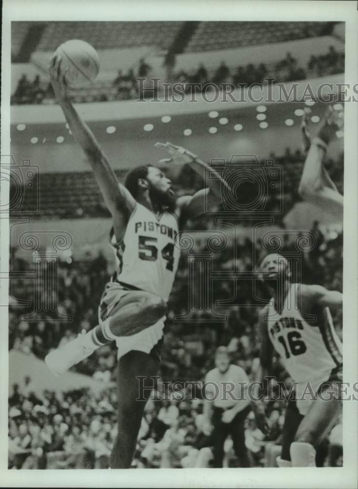 1977 Press Photo Detroit Pistons basketball player Howard Porter shoots ball - Historic Images