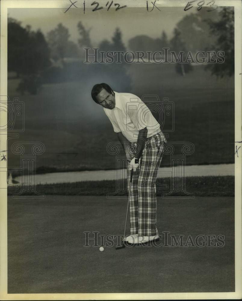 1975 Press Photo Golfer Johnny Pott lines up his putt on the green in a match- Historic Images