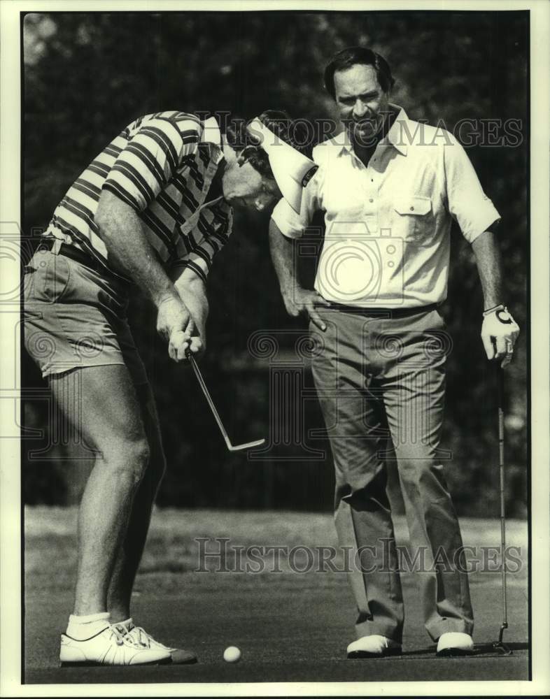 1981 Press Photo Golfer Johnny Pott watches Archie Manning putt in a match- Historic Images