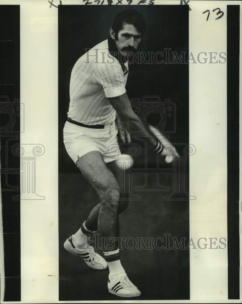 1978 Press Photo Tennis player Marty Riessen hits backhand shot in a match - Historic Images