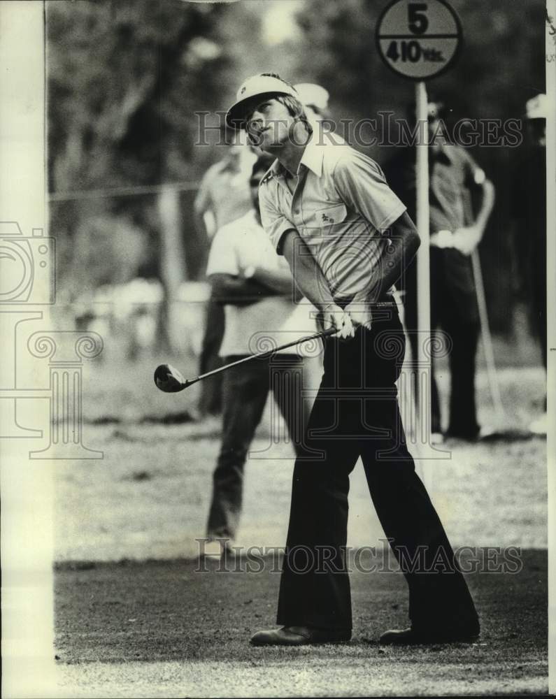 1976 Press Photo Golfer Bill Rogers follows a shot during New Orleans Open match - Historic Images