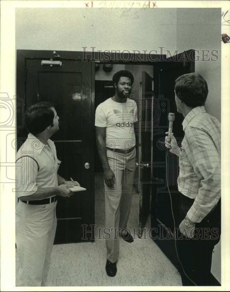 1978 Press Photo New Orleans Jazz basketball player Truck Robinson with reporter - Historic Images