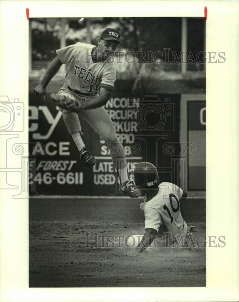 1988 Press Photo UNO baseball player Luis Carrasquillo slides into second base- Historic Images