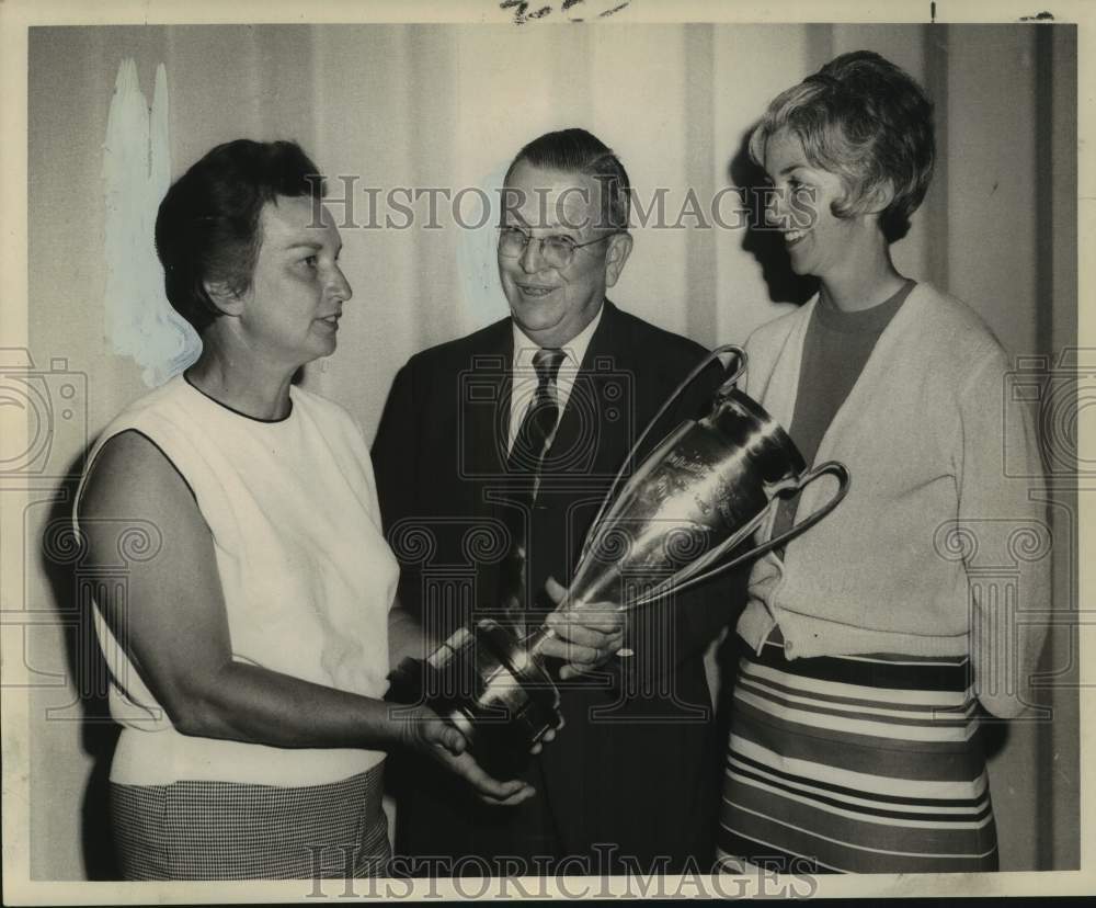 1970 Press Photo NOWGA golfers and officials with trophy - nos31043 - Historic Images