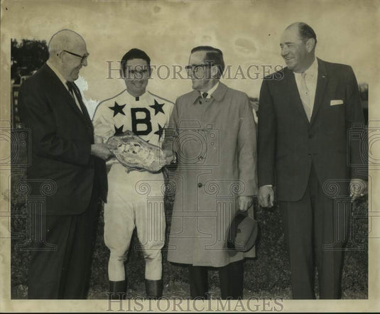 1968 Press Photo Fair Grounds Thanksgiving Day Handicap competitors, officials - Historic Images