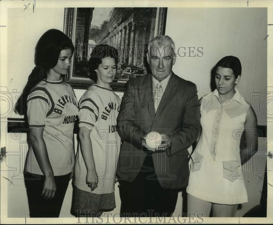 1971 Press Photo Rags Scheuermann holds softball with three women players- Historic Images