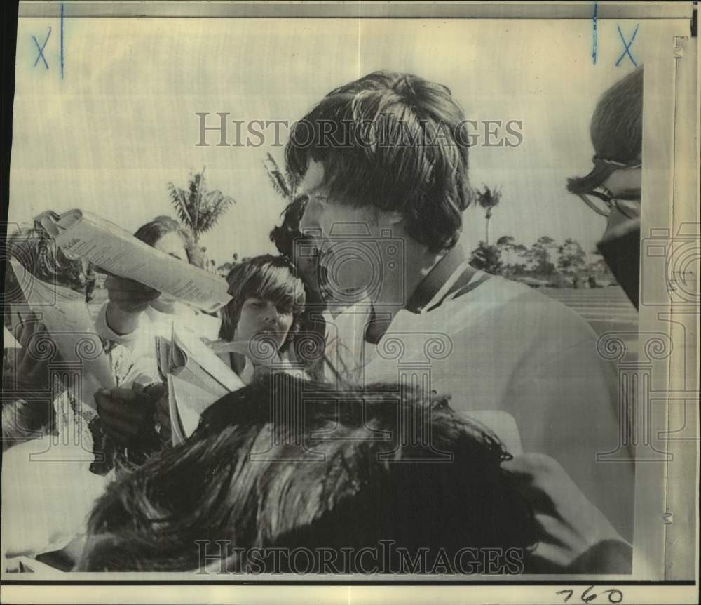 1973 Press Photo Bob Seagren, Olympic pole vaulter, signs autographs for kids - Historic Images