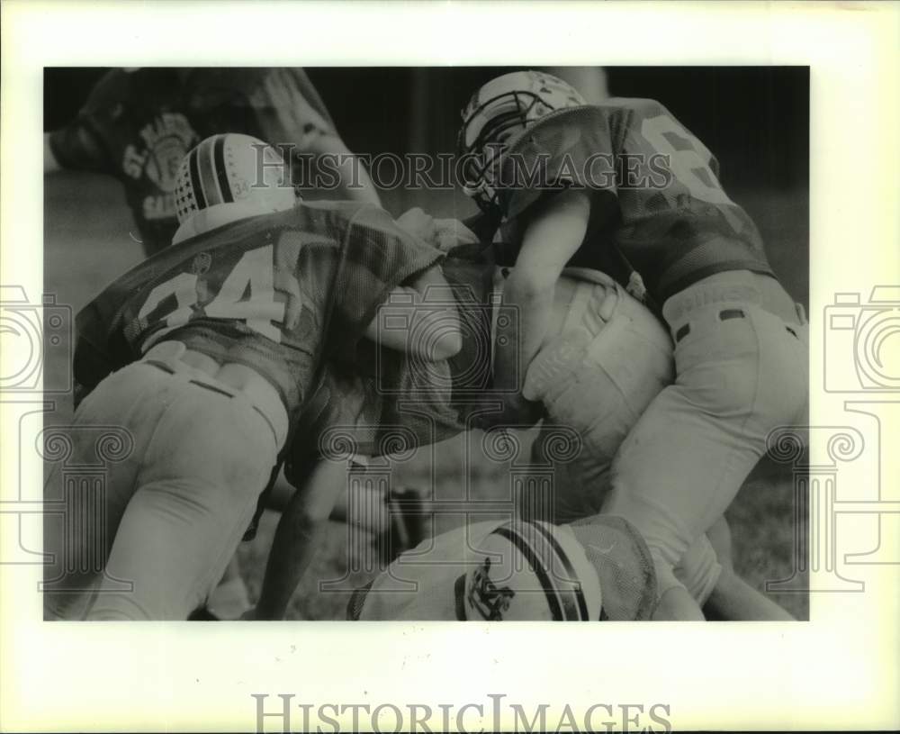 1990 Press Photo St Martin football linebackers Hunt Graham &amp; Ed Gueydan tackle - Historic Images