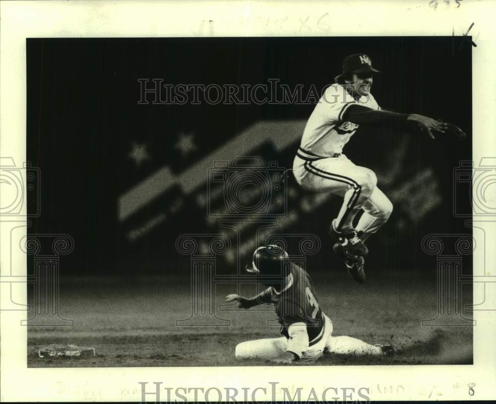 1981 Press Photo LSU baseball outfielder Carl Craft slides into second base- Historic Images