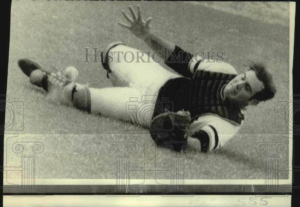 1971 Press Photo Pittsburgh Pirates baseball catcher Charlie Sands slips- Historic Images