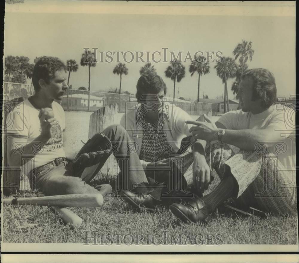 1976 Press Photo New York Mets baseball players sit &amp; talk in FL before practice- Historic Images