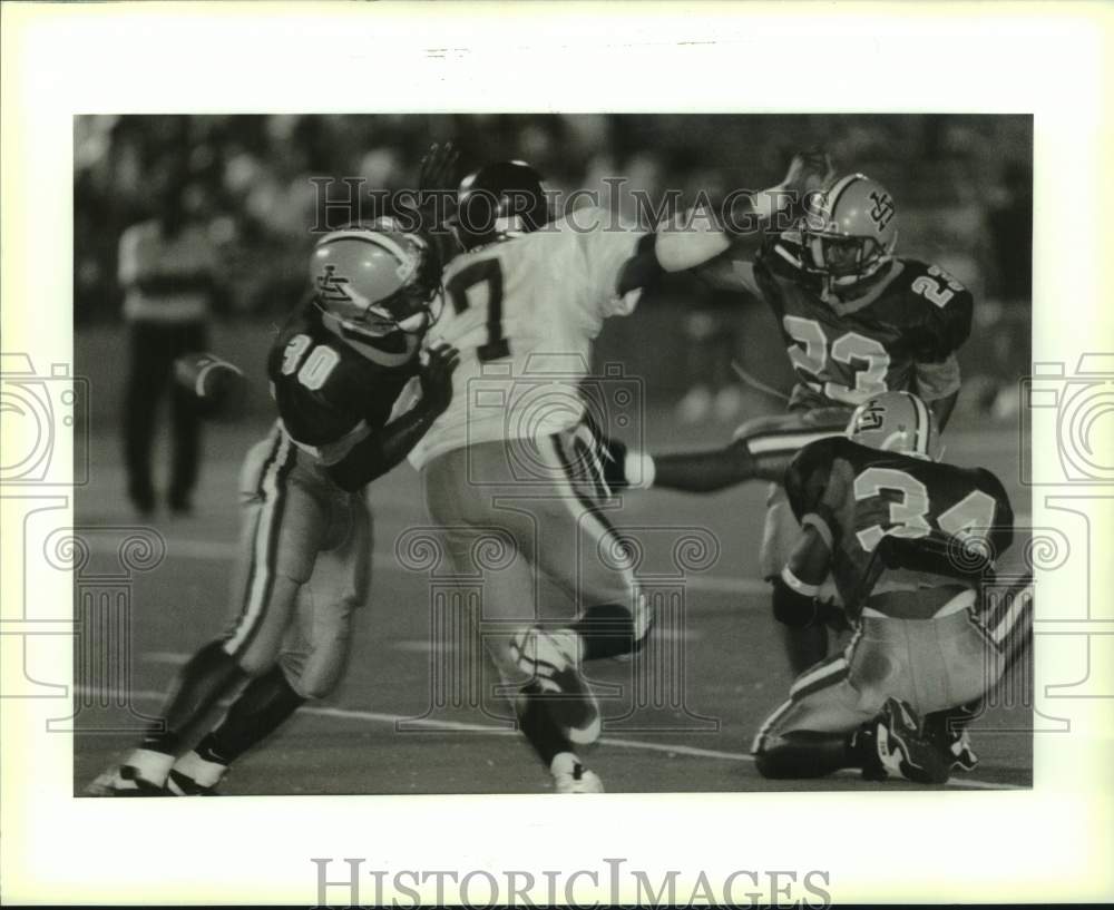 1995 Press Photo St Augustine Football Player Wayne Hall Misses A Fiel 1995-press-photo-st-augustine-football-player-wayne-hall-misses-a-fiel