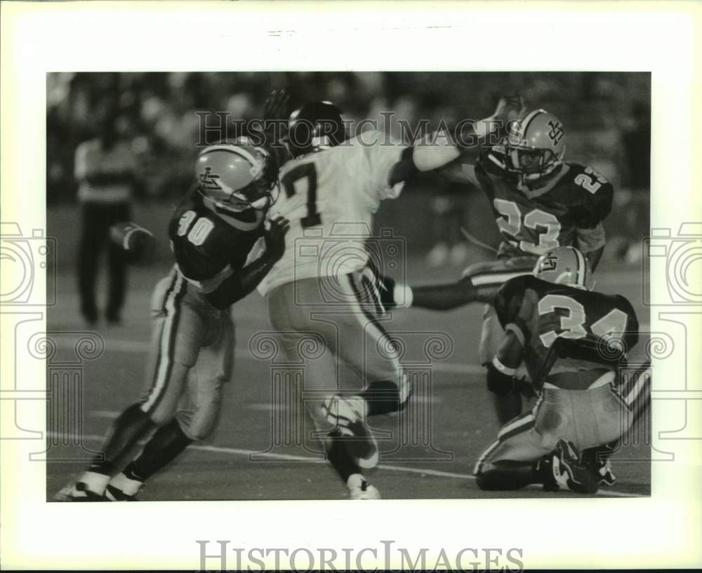 1995 Press Photo St Augustine football player Wayne Hall misses a field goal- Historic Images