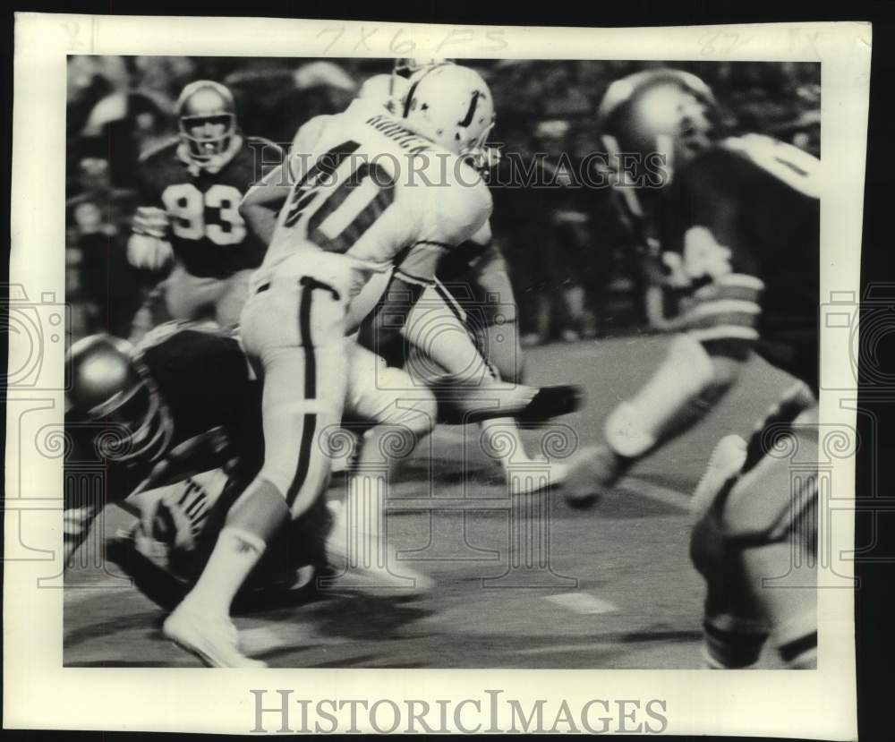 1976 Press Photo Tulane football player Gary Rudick avoids defenders in a game - Historic Images