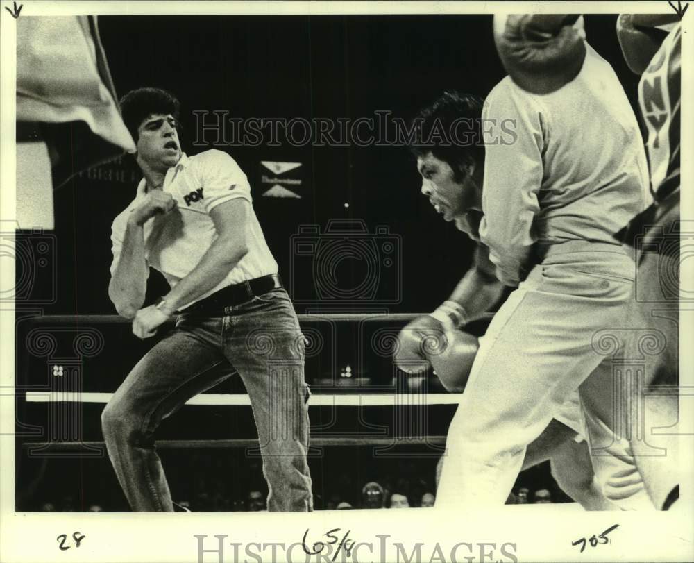 1979 Press Photo Boxer Victor Galindez goes after Mike Rossman in the ring- Historic Images