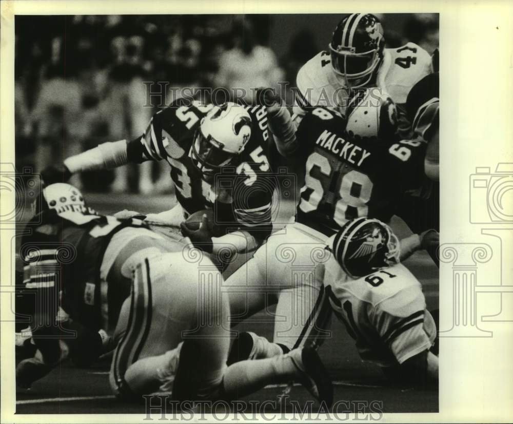 1982 Press Photo Tulane football player Kelvin Robinson runs up the middle- Historic Images