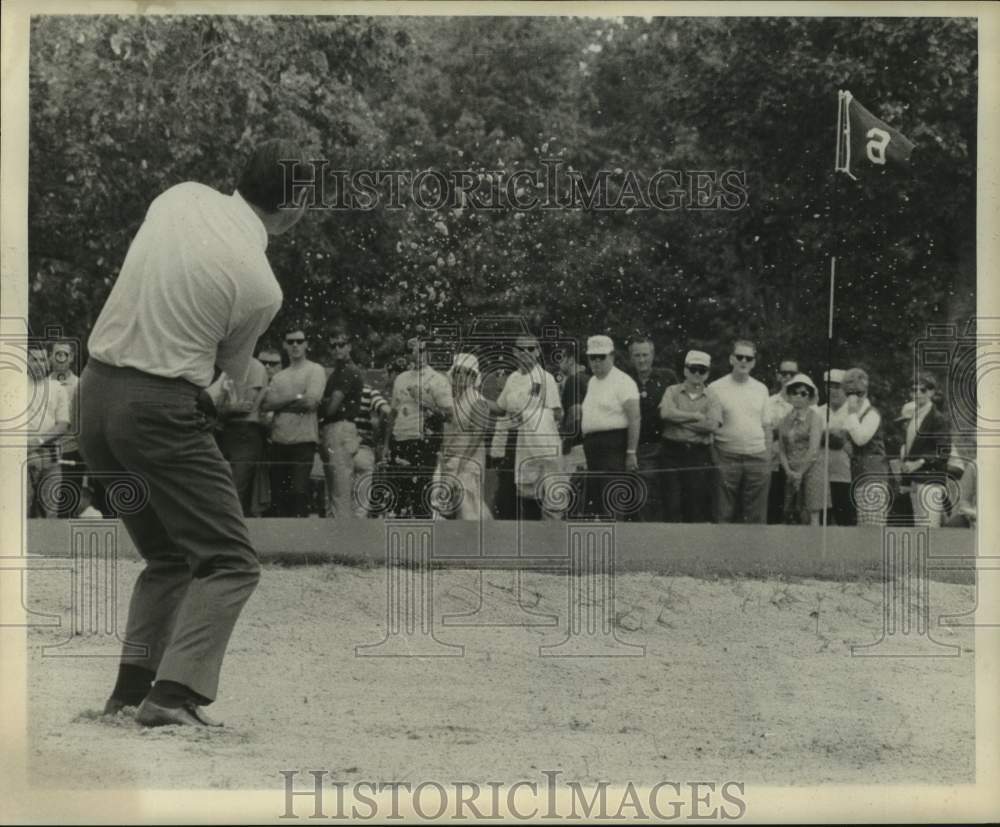 1969 Press Photo Golfer Johnny Pott chips onto the green from sand bunker on #6- Historic Images
