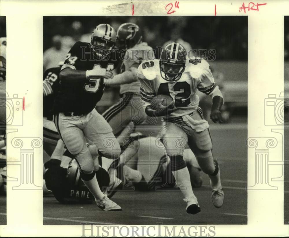 1984 Press Photo Atlanta Falcons football player Gerald Riggs slips by Jim Wilks- Historic Images