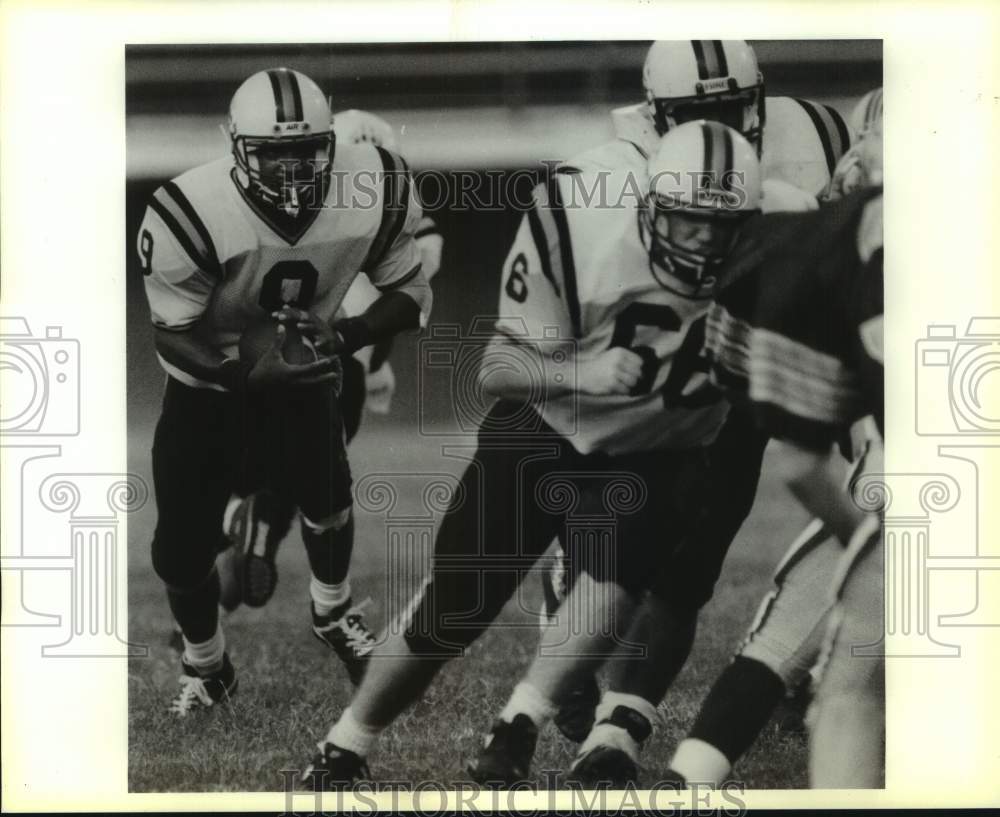 1990 Press Photo Bonnabel High football players David Delaune, Reggie Rogers - Historic Images