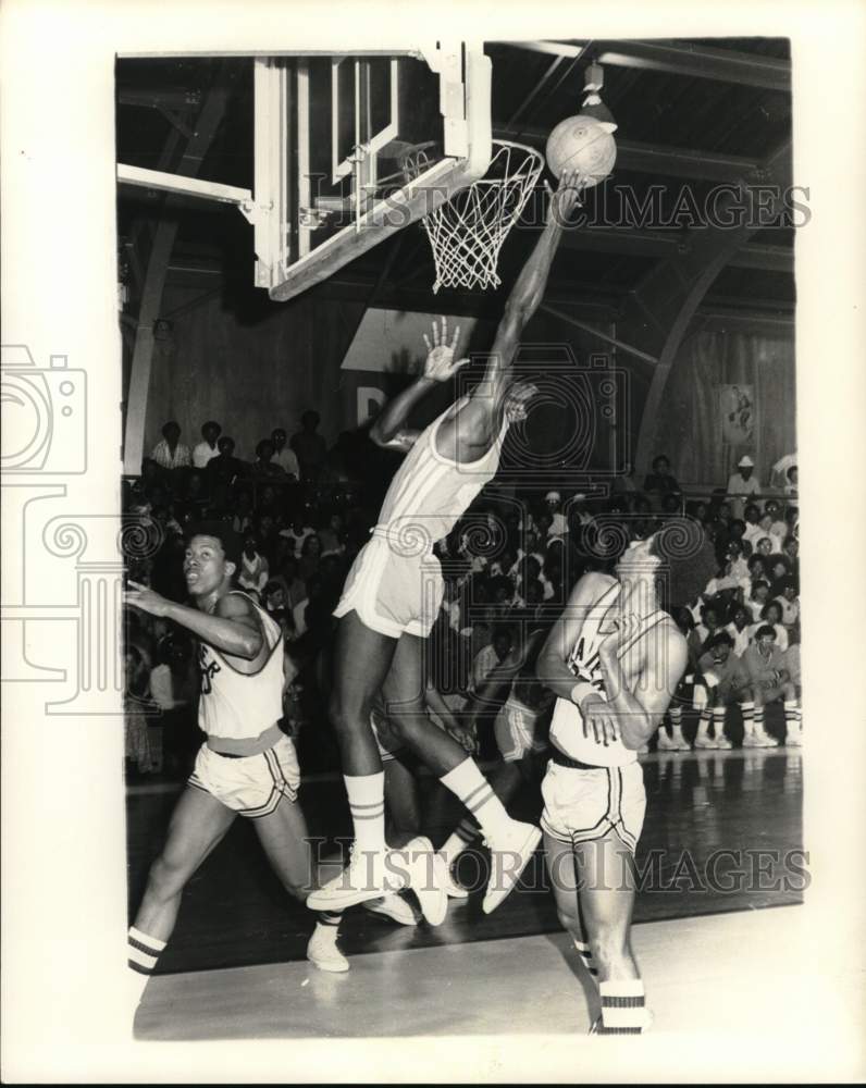 1973 Press Photo Xavier Basketball Game - nos31776- Historic Images