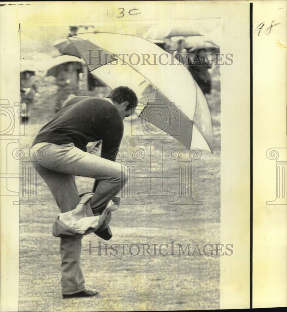 1973 Press Photo Golfer Tom Weiskopf Removing Rain Paints at British Open - Historic Images