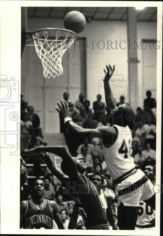 1983 Press Photo Elton Webster, Kevin Gaffney in Tulane vs Cincinnati Basketball - Historic Images