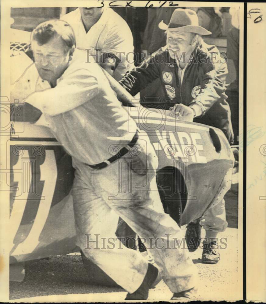 1973 Press Photo Cale Yarborough, Herb Nab Pushing Car at American 500 Qualifier- Historic Images