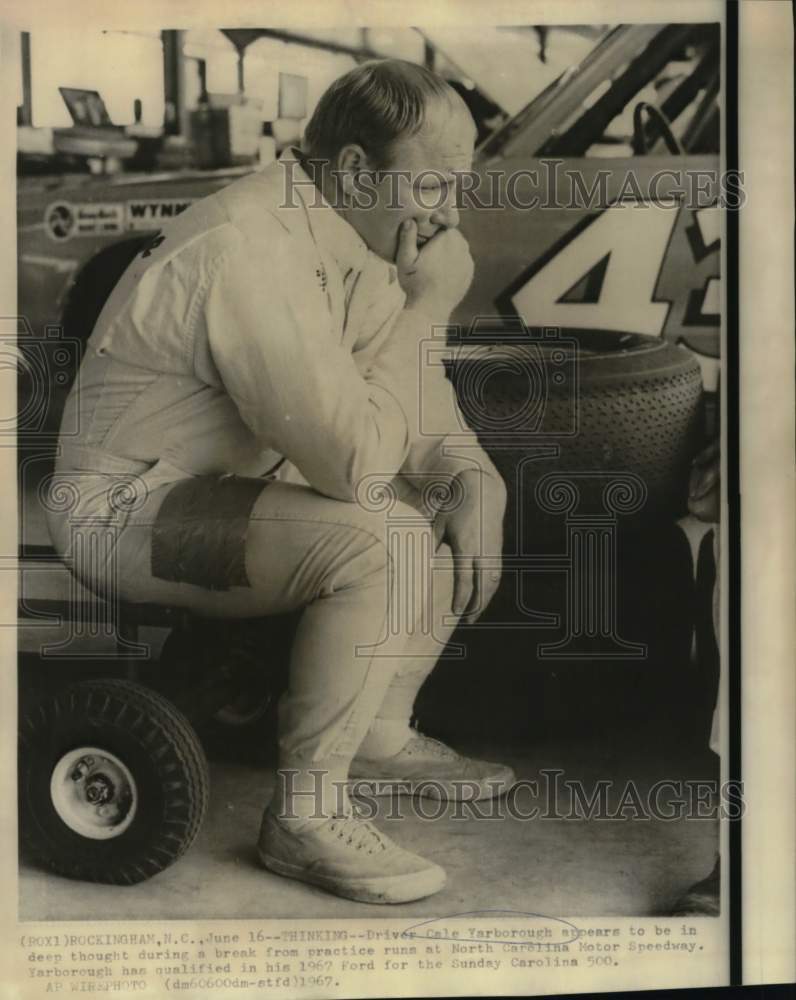 1967 Press Photo Driver Cale Yarborough at North Carolina Motor Speedway - Historic Images