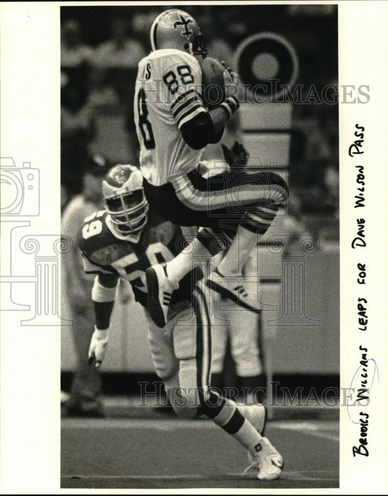 1981 Press Photo Football Player Brooks Wilson Leaping for Dave Wilson Pass - Historic Images