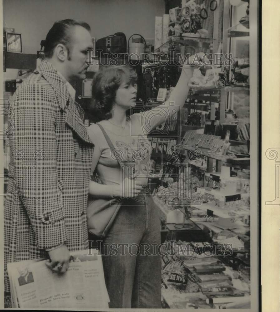 1975 Press Photo Boxer Chuck Wepner &amp; Wife Phyllis at Cleveland Hotel Gift Shop- Historic Images