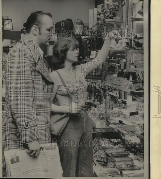 1975 Press Photo Boxer Chuck Wepner & Wife Phyllis at Cleveland Hotel Gift Shop- Historic Images