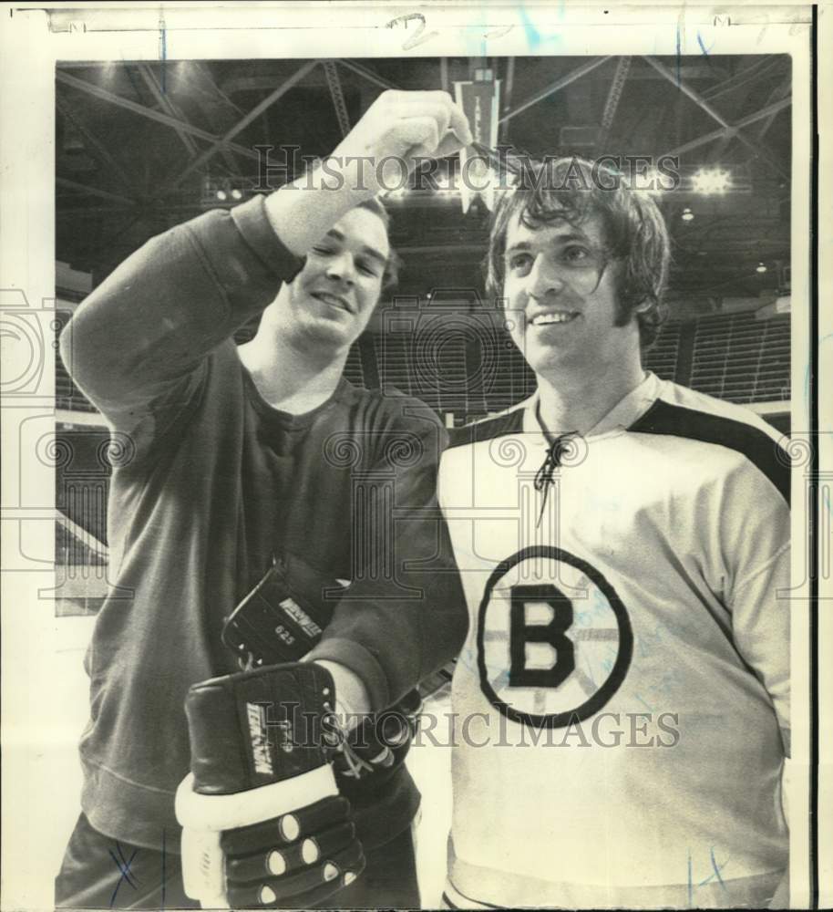 1971 Press Photo Ken Hodge, Mike Walton of Boston Bruins Hockey Team - nos32170 - Historic Images