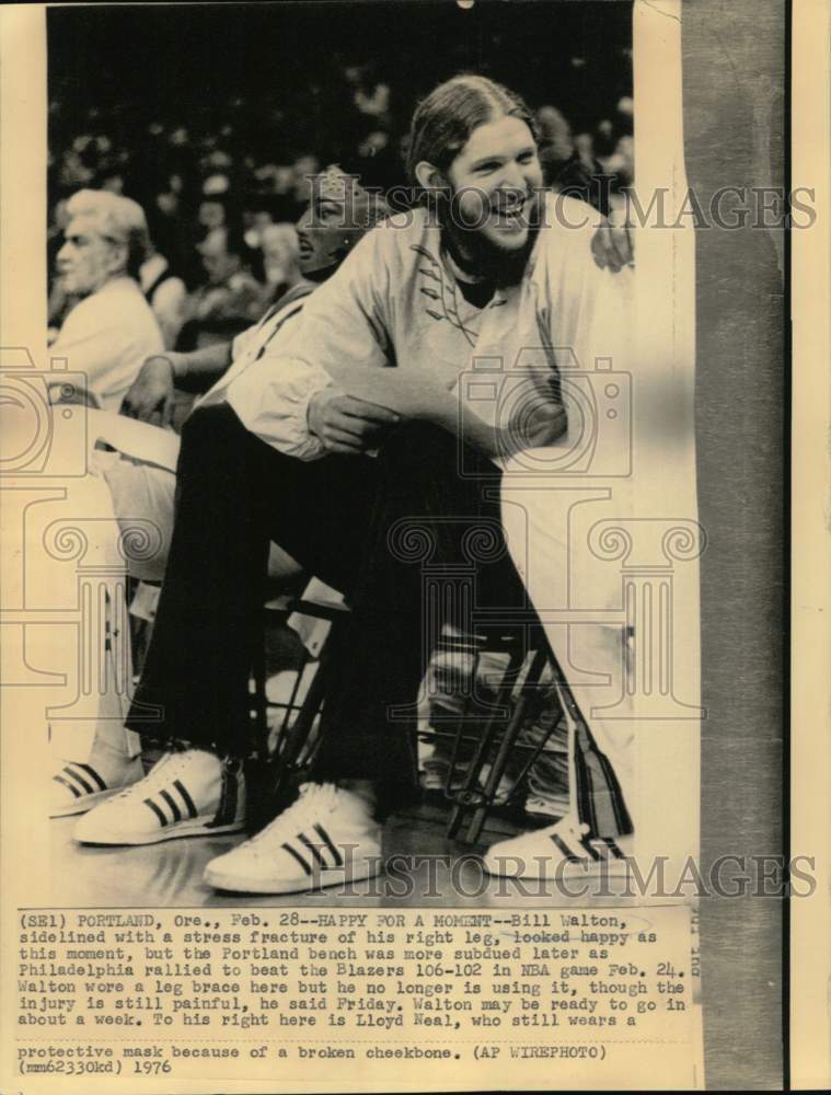 1986 Press Photo Bill Walton of Portland Trail Blazers on Bench After Leg Injury- Historic Images